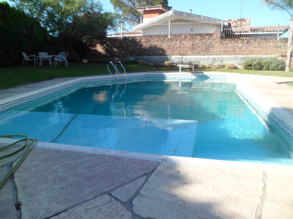 CHALET MUY AMPLIO – CENTRICO – CON PARQUE – PISCINA – QUINCHO — foto 14