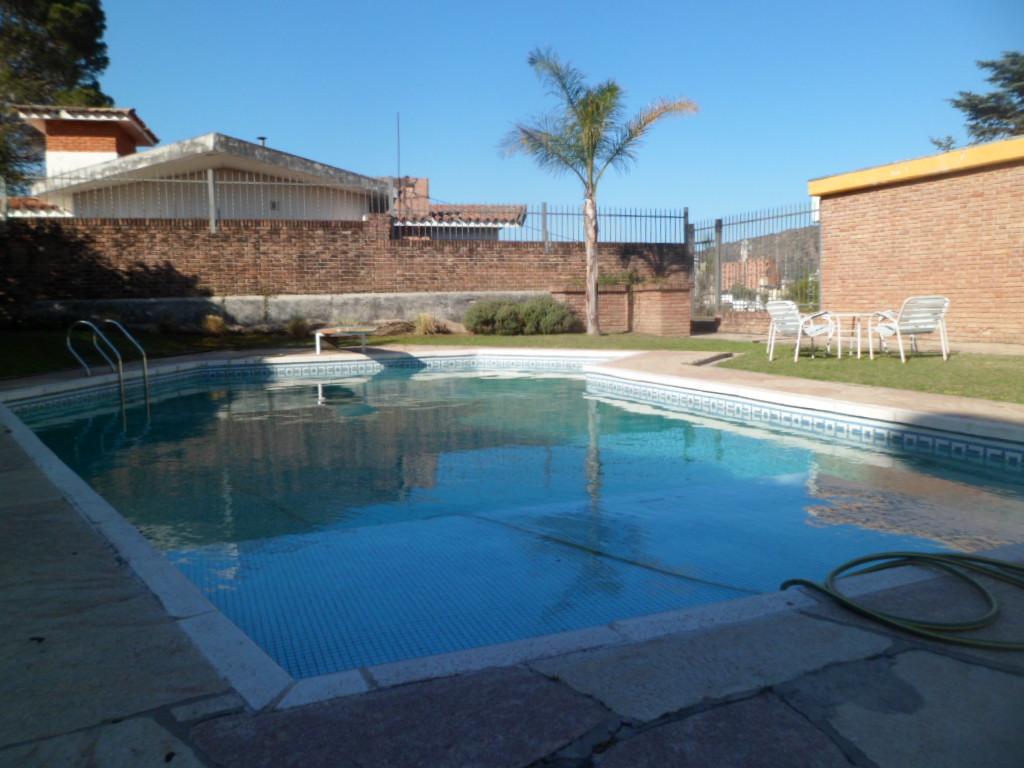CHALET MUY AMPLIO – CENTRICO – CON PARQUE – PISCINA – QUINCHO — foto 15