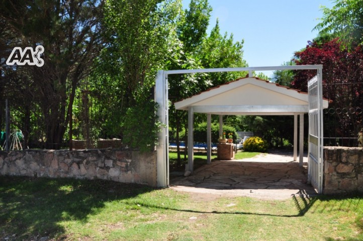 CHALET CON GRAN PARQUE - PISCINA EXCLUSIVA - QUINCHO - VISTA AL RIO - PARA 10 PERSONAS — foto 2