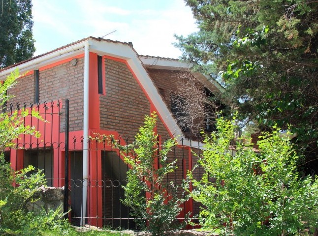 CHALET CON GRAN PARQUE - PISCINA EXCLUSIVA - QUINCHO - VISTA AL RIO - PARA 10 PERSONAS — foto 6