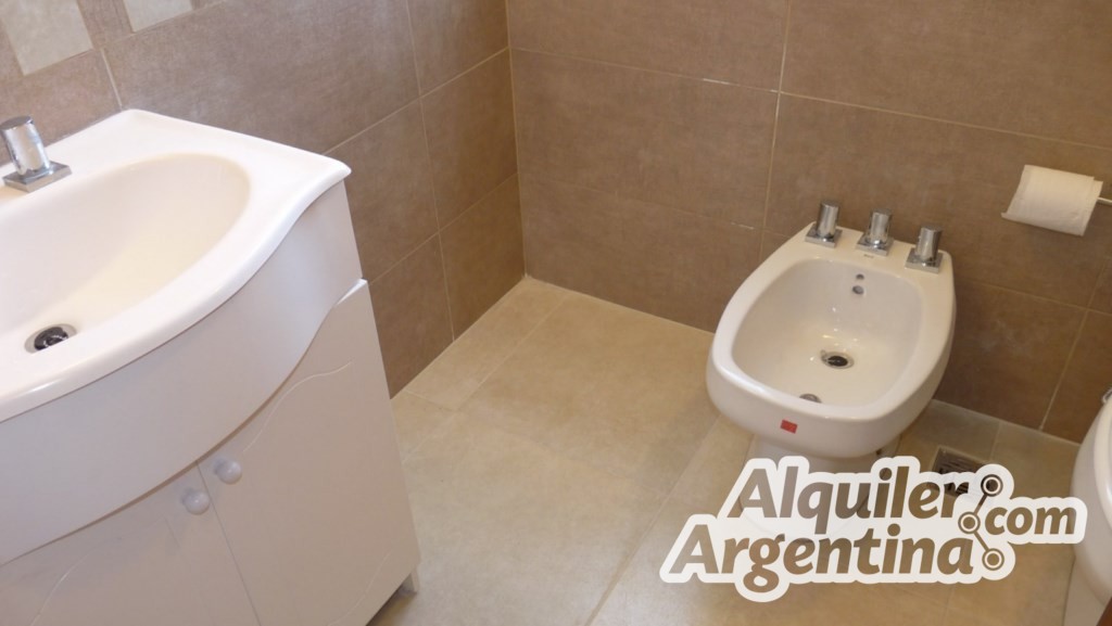 DEPARTAMENTOS AMPLIOS Y CONFORTABLES CON PARQUE - PISCINA Y COSTA PROPIA SOBRE EL LAGO SAN ROQUE HERMOSOS — foto 5