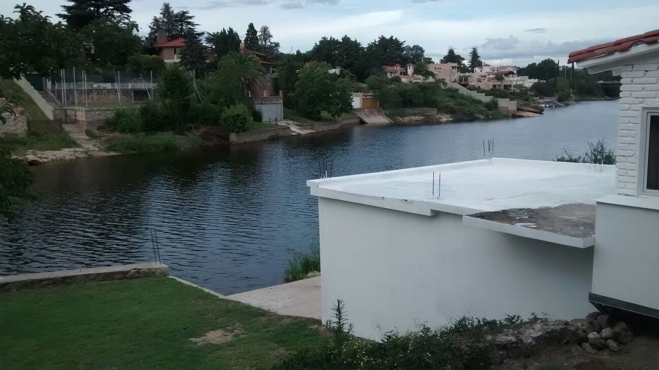 DEPARTAMENTOS AMPLIOS Y CONFORTABLES CON PARQUE - PISCINA Y COSTA PROPIA SOBRE EL LAGO SAN ROQUE HERMOSOS — foto 13