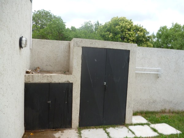 MODERNO DUPLEX. PARA 5 PERSONAS. DOS DORMITORIOS. COCHERA.PATIO CON ASADOR. PISCINA COMPARTIDA — foto 2