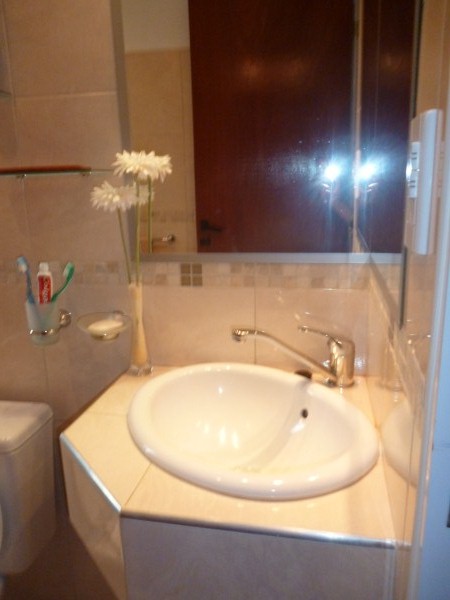 MODERNO DUPLEX. PARA 5 PERSONAS. DOS DORMITORIOS. COCHERA.PATIO CON ASADOR. PISCINA COMPARTIDA — foto 11