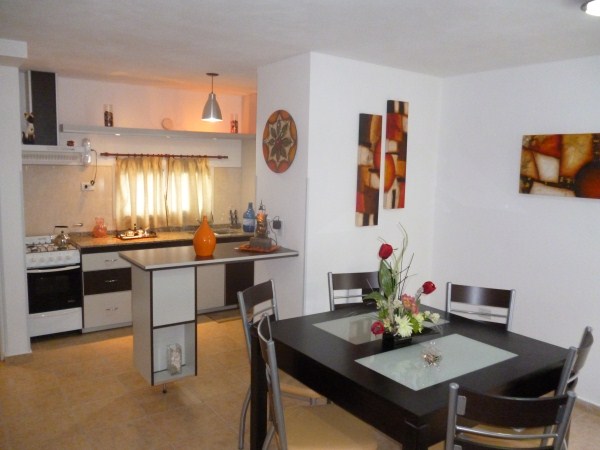 MODERNO DUPLEX. PARA 5 PERSONAS. DOS DORMITORIOS. COCHERA.PATIO CON ASADOR. PISCINA COMPARTIDA — foto 12