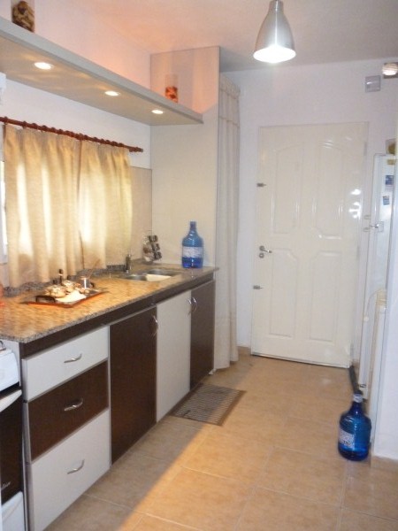 MODERNO DUPLEX. PARA 5 PERSONAS. DOS DORMITORIOS. COCHERA.PATIO CON ASADOR. PISCINA COMPARTIDA — foto 14