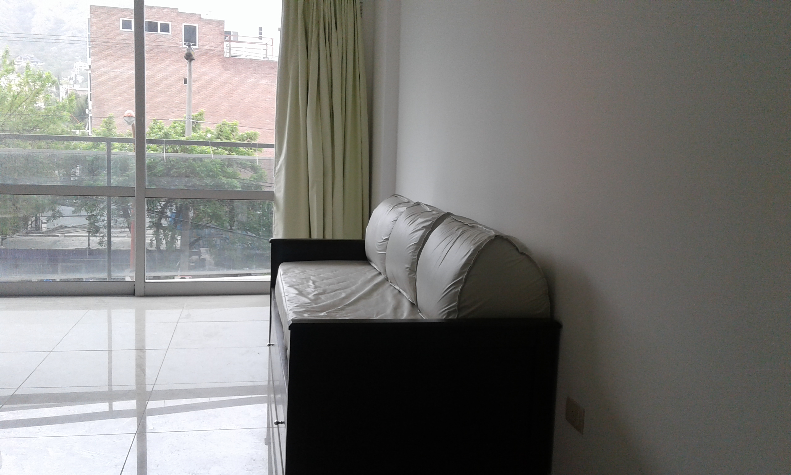 DEPTO DE CATEGORIA PARA 4 PERSONAS CON PISCINA - COCHERA - GIMNASIO - QUINCHO - HERMOSA VISTA PANORÁMICA - CÉNTRICO — foto 2