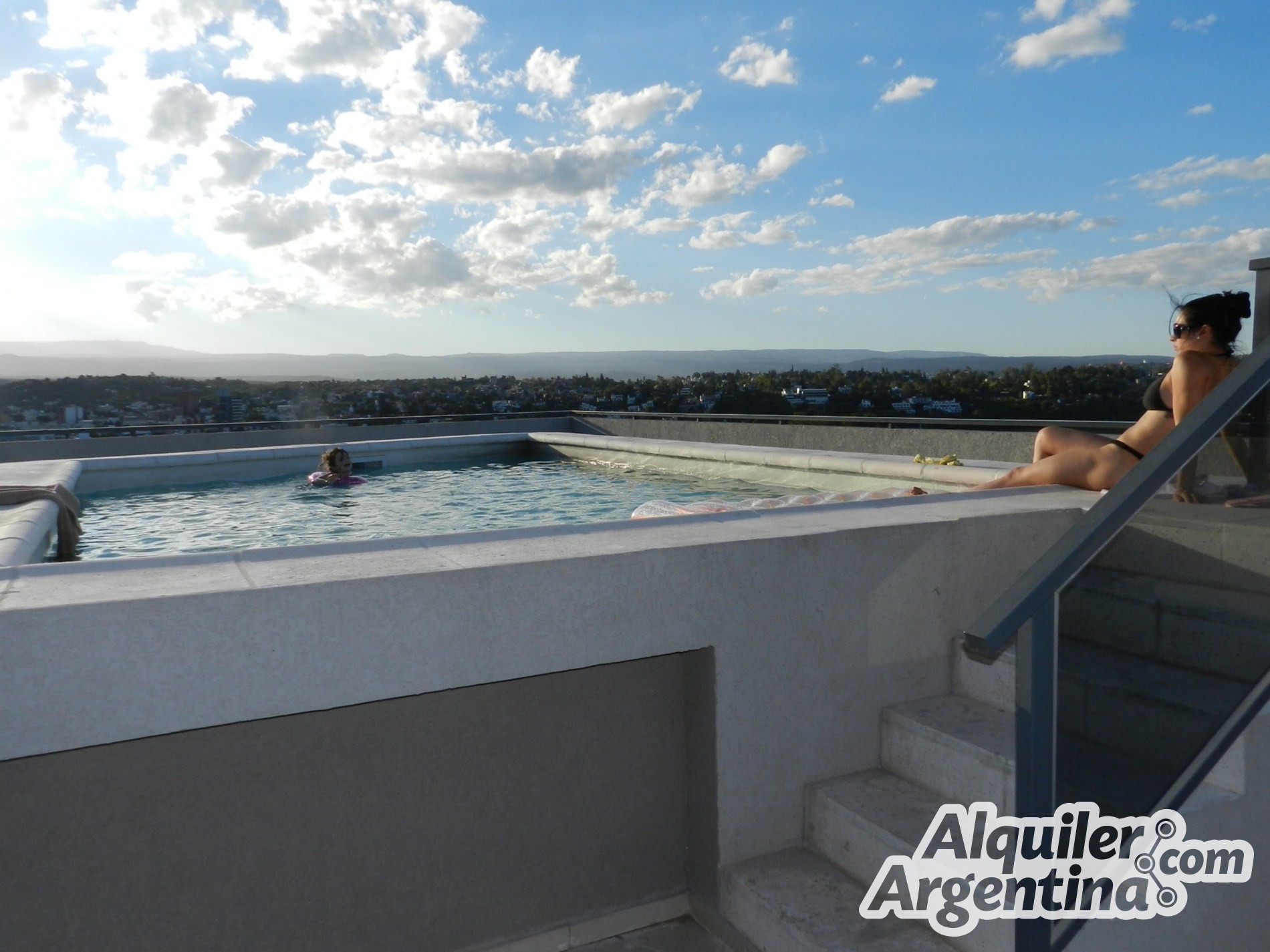DEPTO DE CATEGORIA PARA 4 PERSONAS CON PISCINA - COCHERA - GIMNASIO - QUINCHO - HERMOSA VISTA PANORÁMICA - CÉNTRICO — foto 13