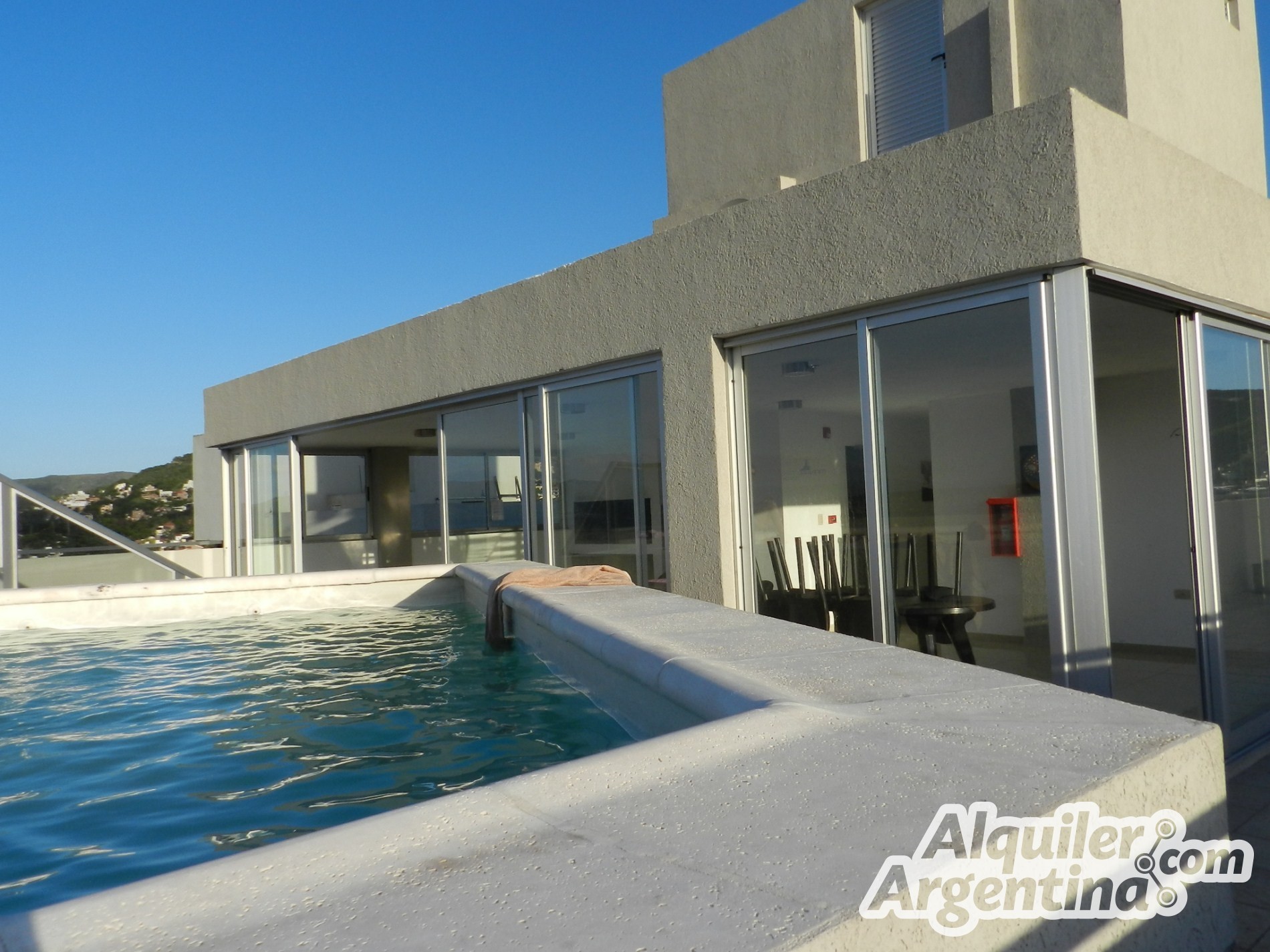 DEPTO DE CATEGORIA PARA 4 PERSONAS CON PISCINA - COCHERA - GIMNASIO - QUINCHO - HERMOSA VISTA PANORÁMICA - CÉNTRICO — foto 14
