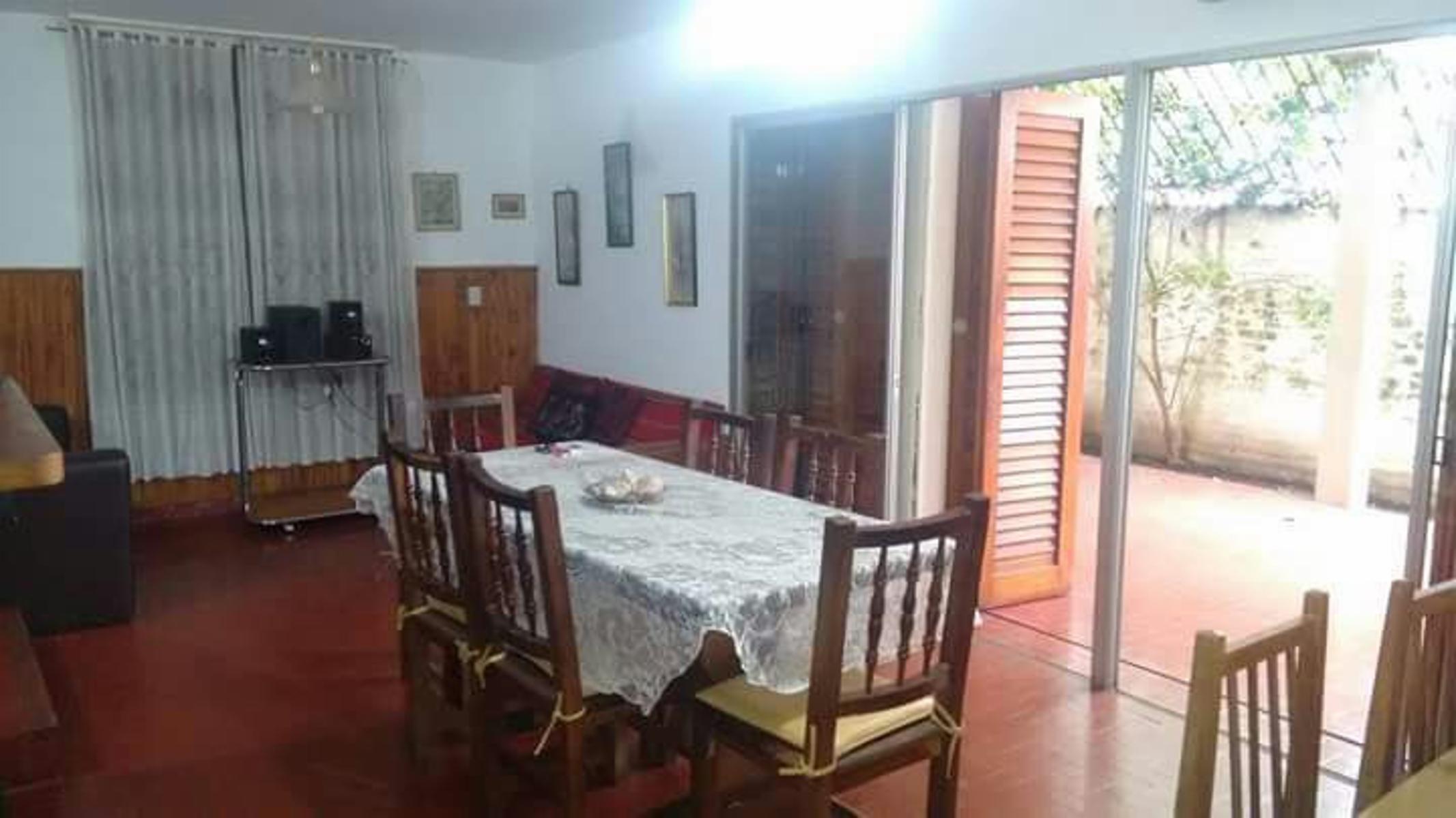 CASA CON PILETA PROXIMA AL CENTRO — foto 6