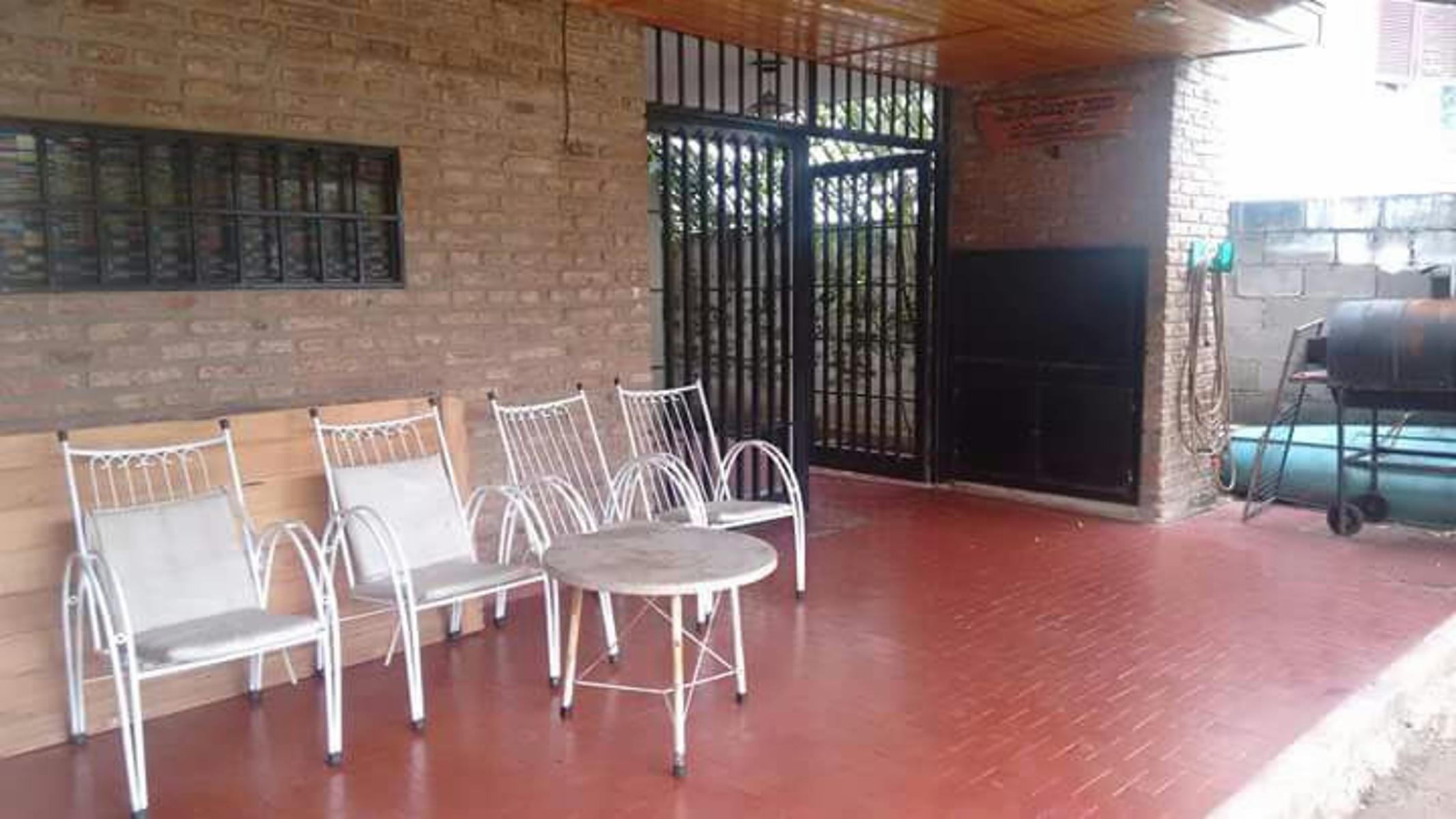 CASA CON PILETA PROXIMA AL CENTRO — foto 11