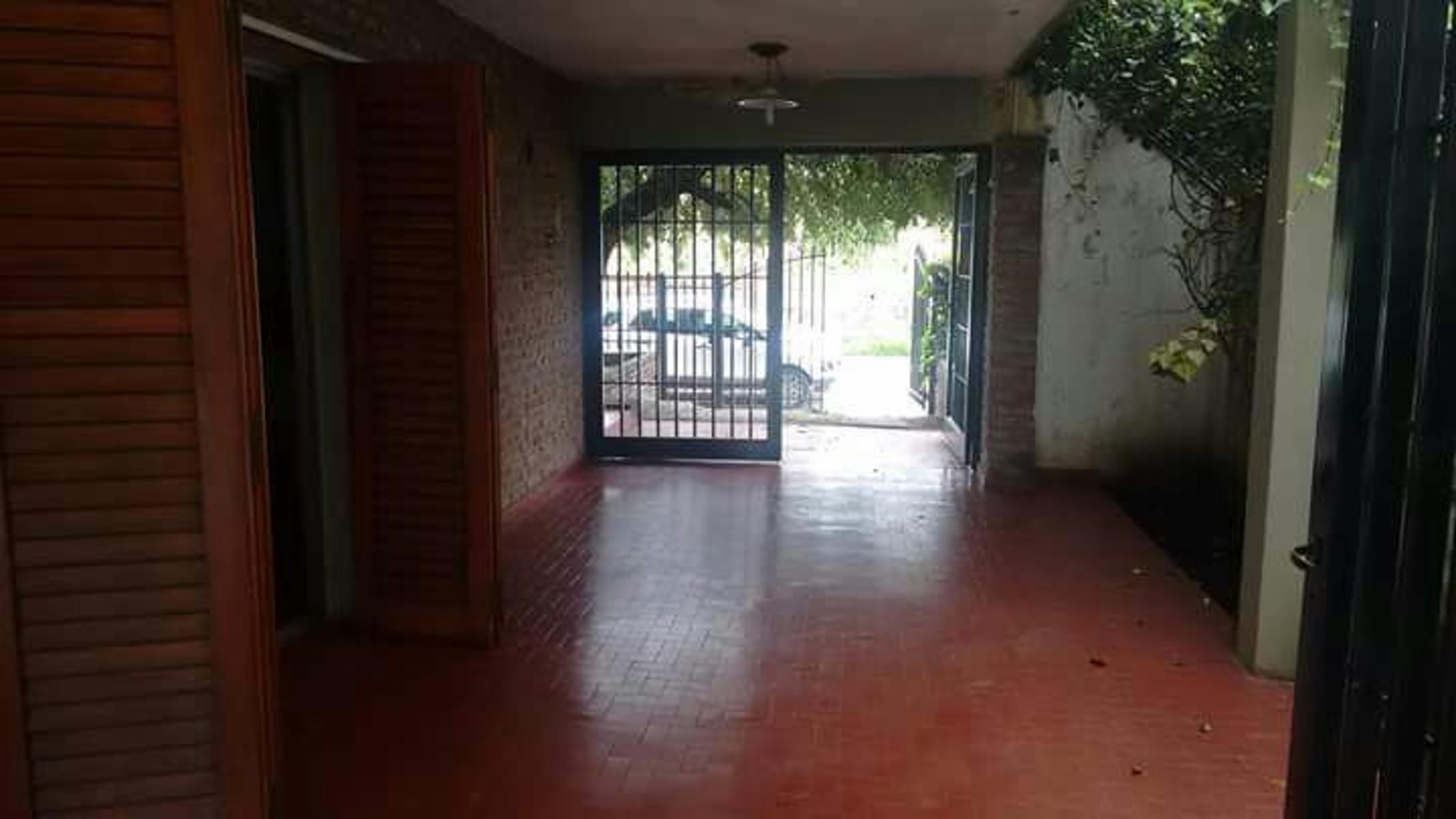 CASA CON PILETA PROXIMA AL CENTRO — foto 12