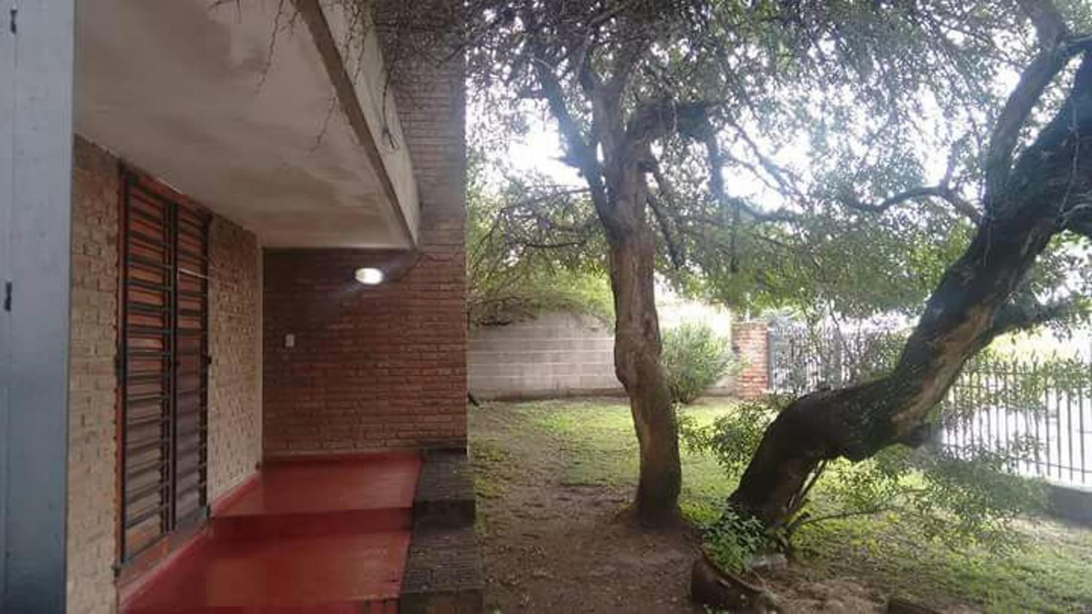 CASA CON PILETA PROXIMA AL CENTRO — foto 13