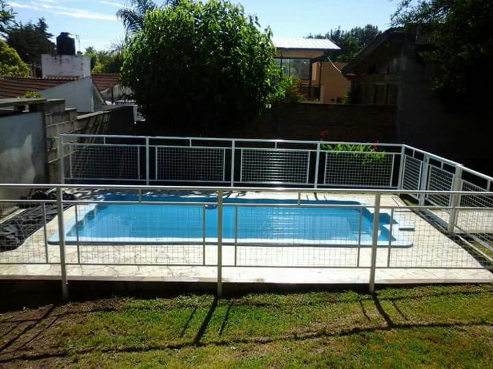 CASA CON PILETA PROXIMA AL CENTRO — foto 15