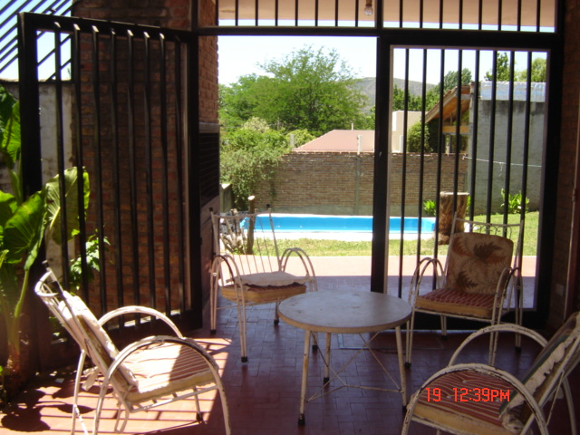 CASA CON PILETA PROXIMA AL CENTRO — foto 2