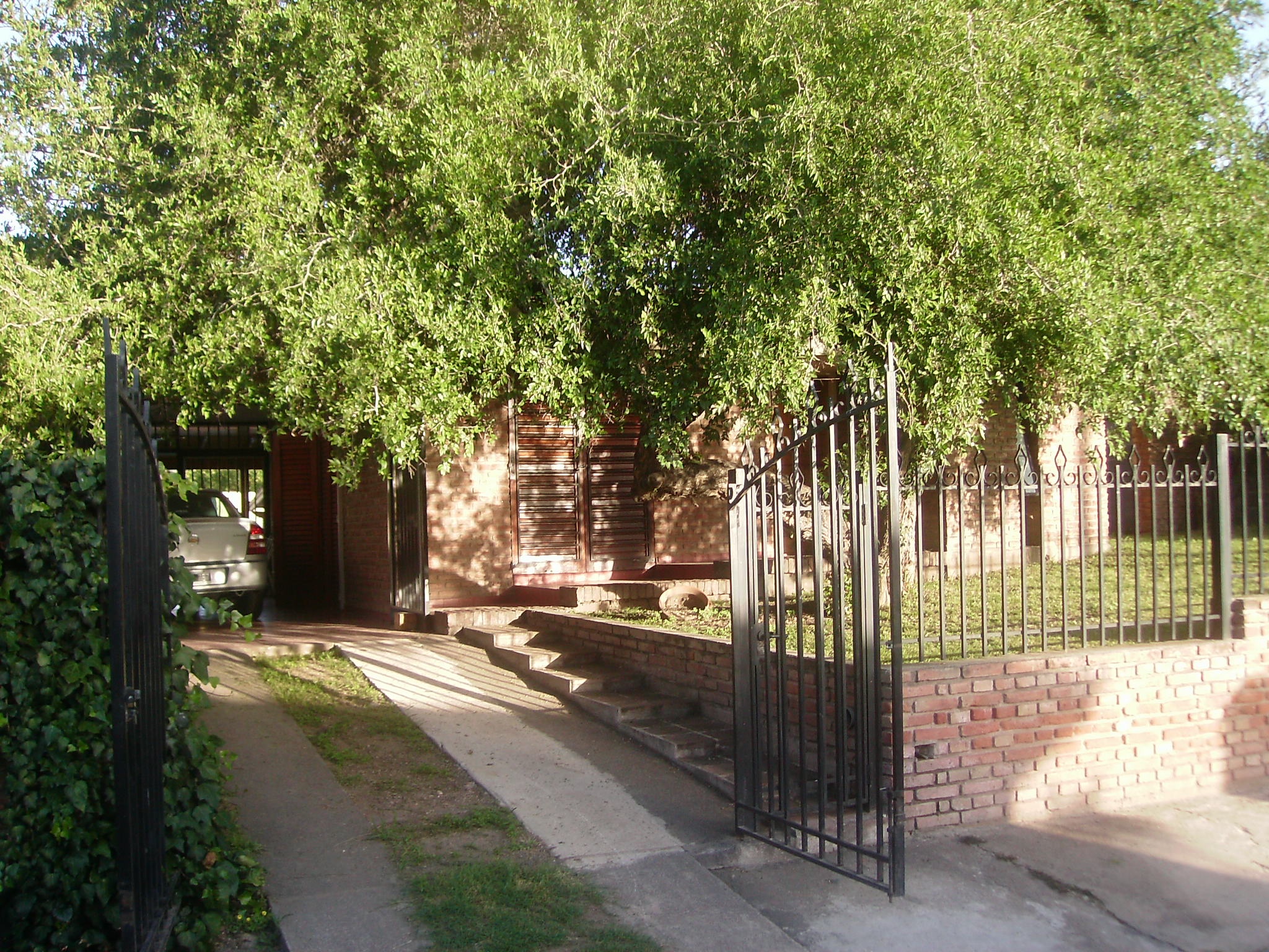 CASA CON PILETA PROXIMA AL CENTRO — foto 3