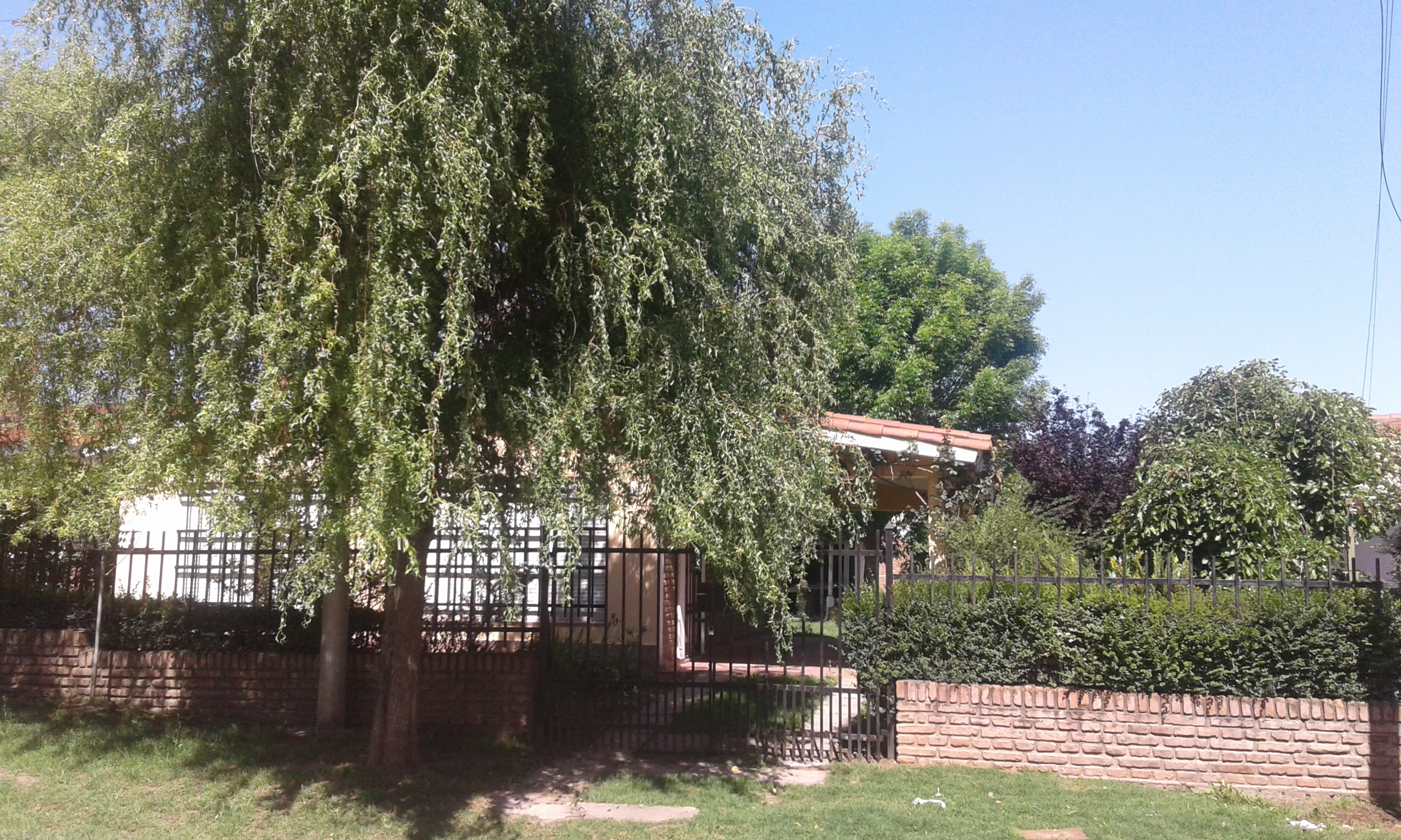 CASA CON PARQUE-QUINCHO-COCHERA A UNA CUADRA DEL RIO. PARA 5-7 PERSONAS
