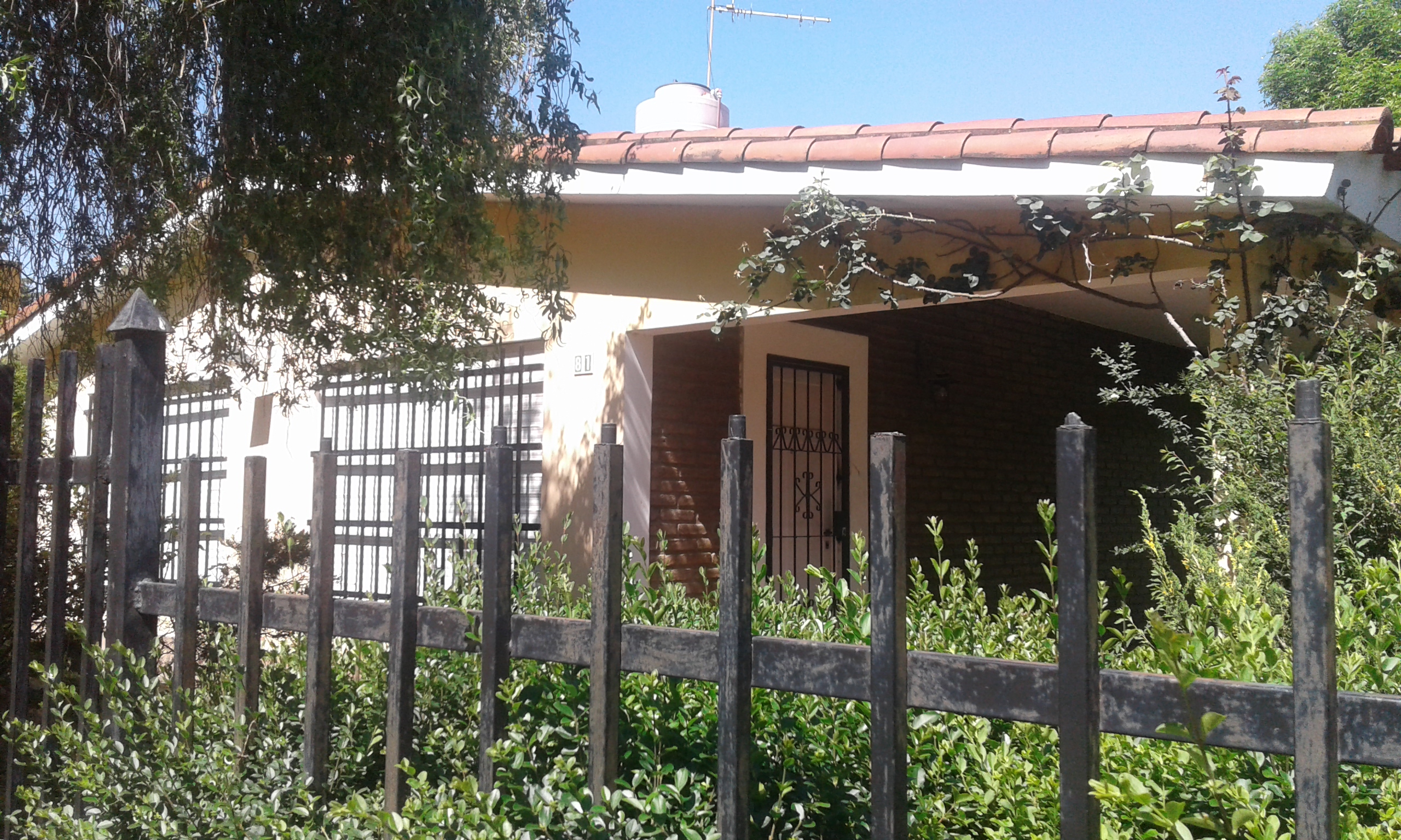 CASA CON PARQUE-QUINCHO-COCHERA A UNA CUADRA DEL RIO. PARA 5-7 PERSONAS — foto 2