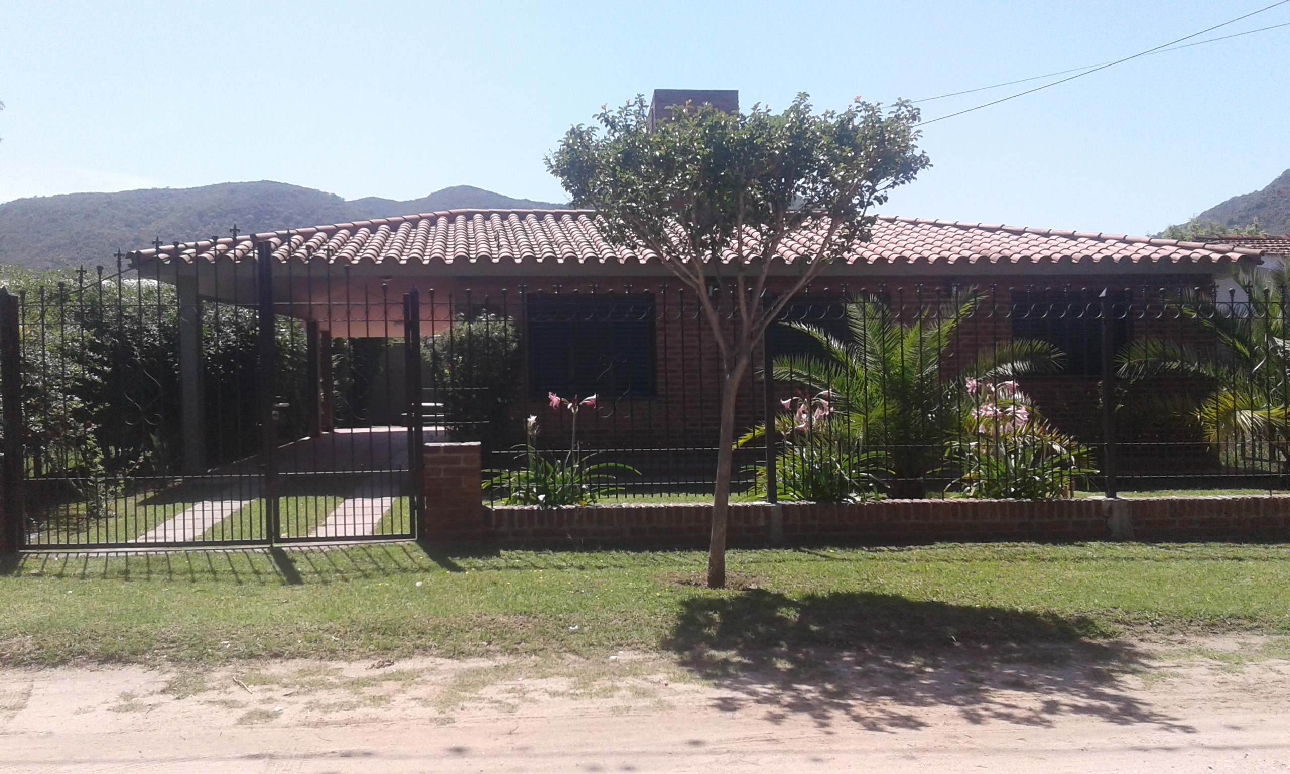 CHALET PARA 6 PERSONAS. CON PILETA. COCHERA. ASADOR. GALERIA. A UNA CUADRA DEL RIO