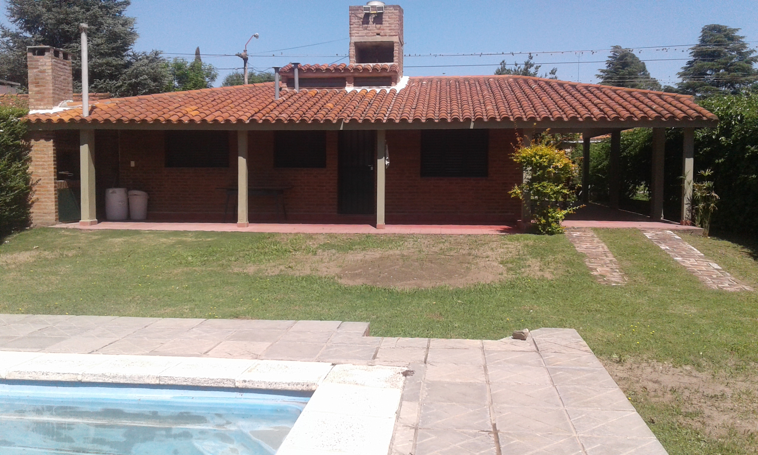 CHALET PARA 6 PERSONAS. CON PILETA. COCHERA. ASADOR. GALERIA. A UNA CUADRA DEL RIO — foto 9