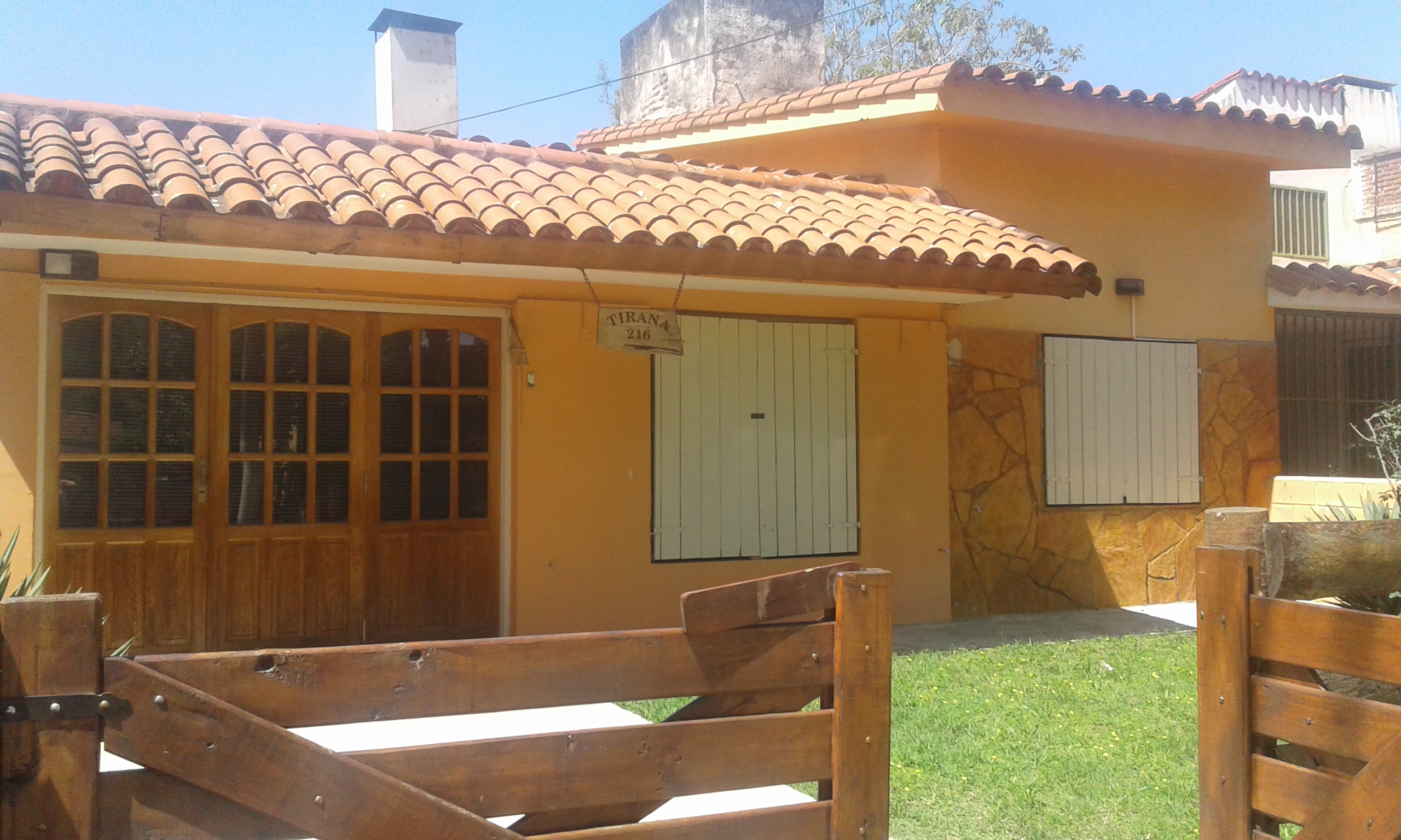 CHALET PARA 6 PERSONAS. CON PATIO. PILETA. COCHERA. PRÓXIMA AL RÍO!!
