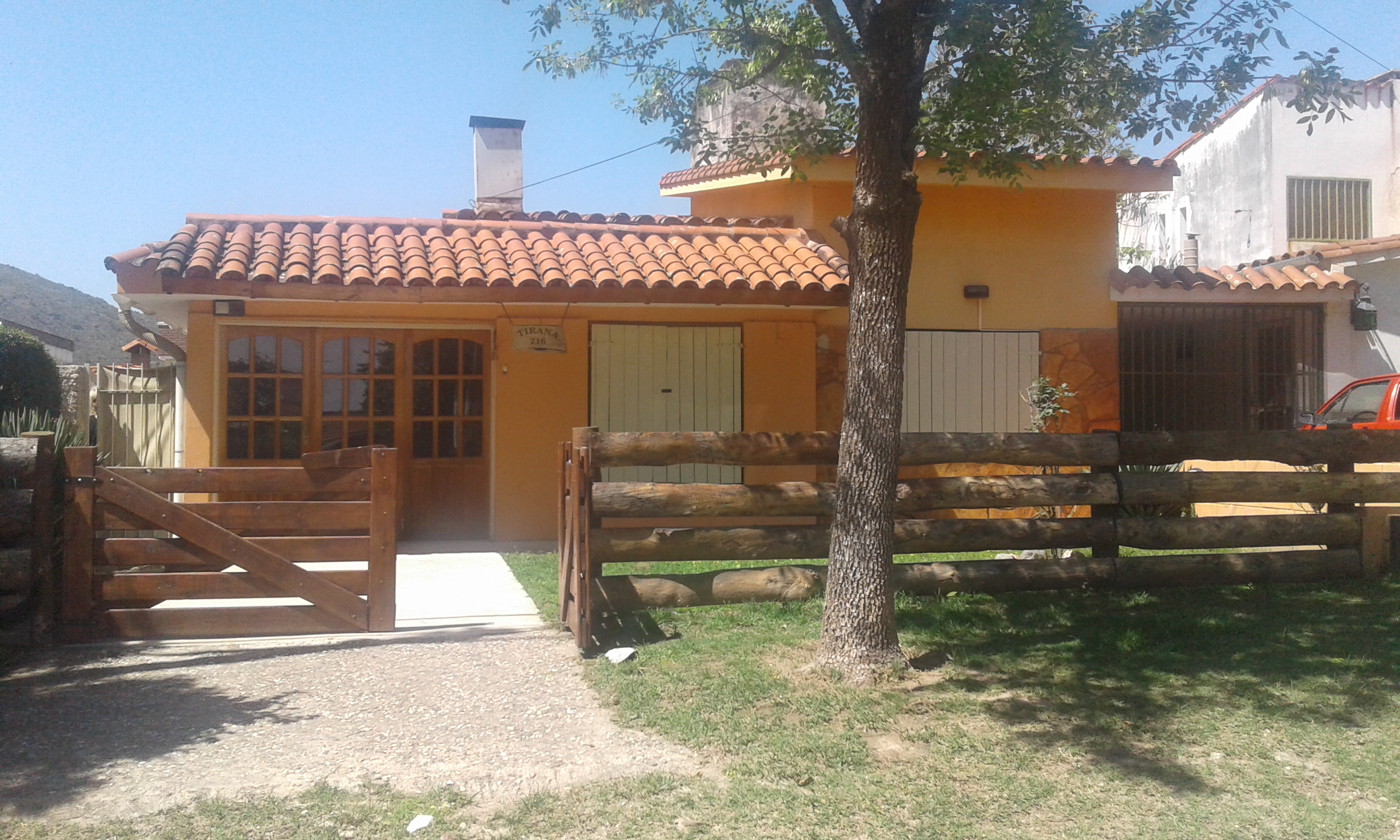 CHALET PARA 6 PERSONAS. CON PATIO. PILETA. COCHERA. PRÓXIMA AL RÍO!! — foto 2