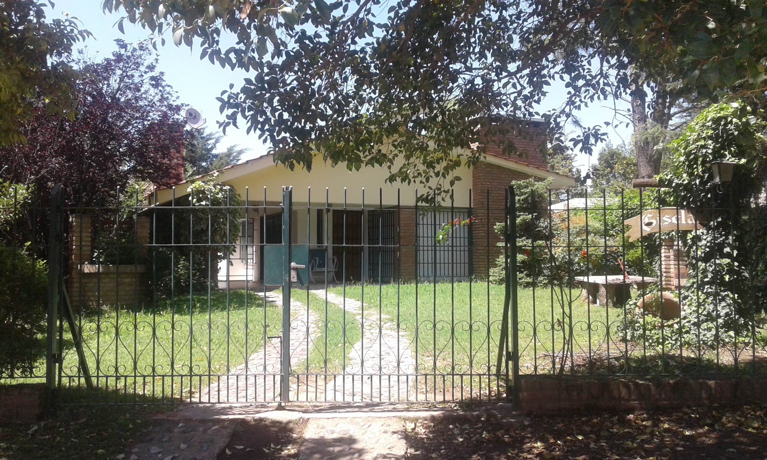 CHALET MUY LINDO CON PATIO - GALERIA - ASADOR - PARA 6-7 PERSONAS.