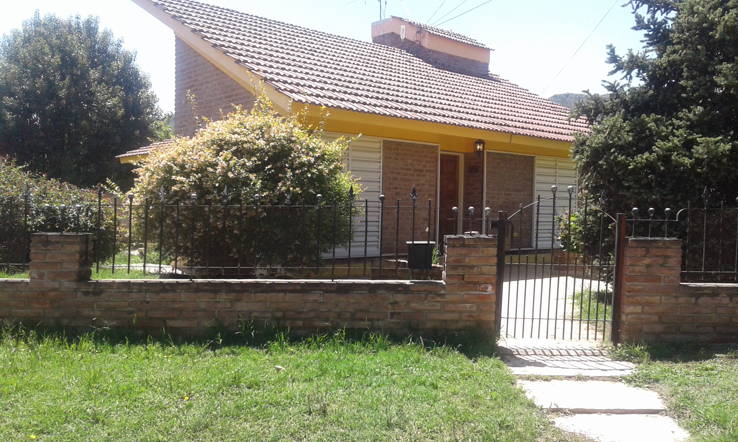 CHALET AMPLIO CON PATIO. PILETA. QUINCHO. PARA 9 PERSONAS