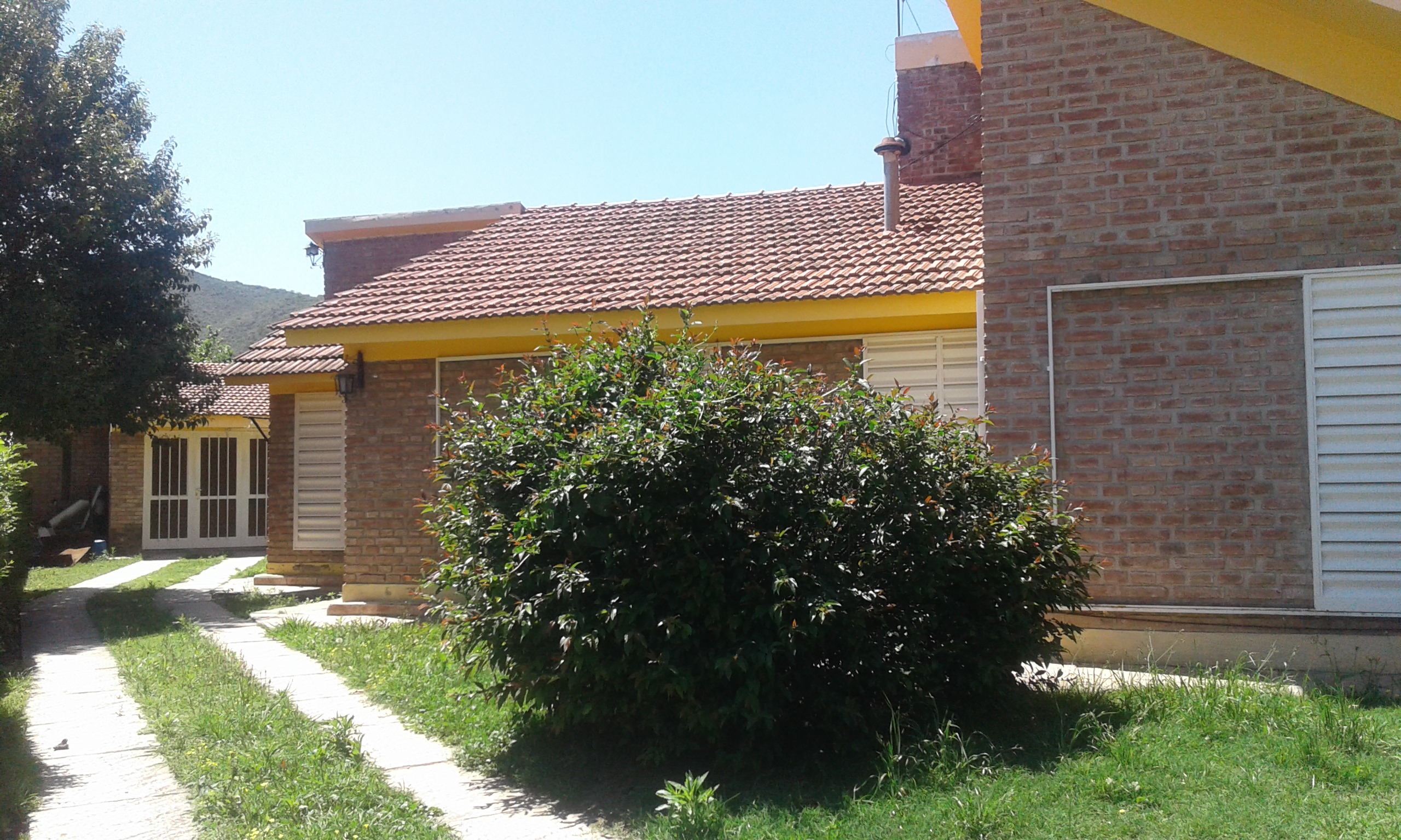 CHALET AMPLIO CON PATIO. PILETA. QUINCHO. PARA 9 PERSONAS — foto 3