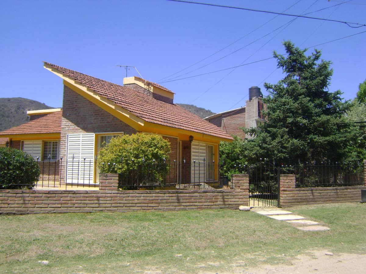 CHALET AMPLIO CON PATIO. PILETA. QUINCHO. PARA 9 PERSONAS — foto 9