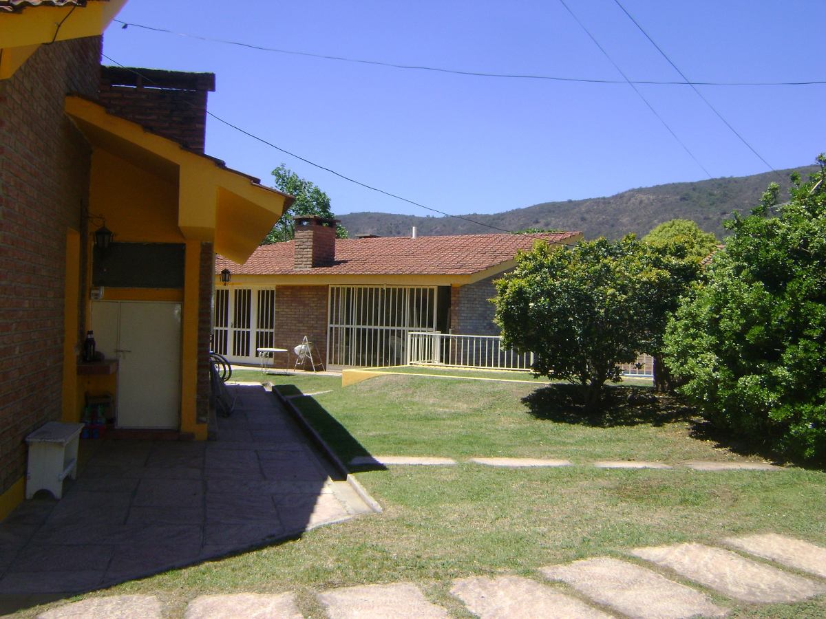 CHALET AMPLIO CON PATIO. PILETA. QUINCHO. PARA 9 PERSONAS — foto 13
