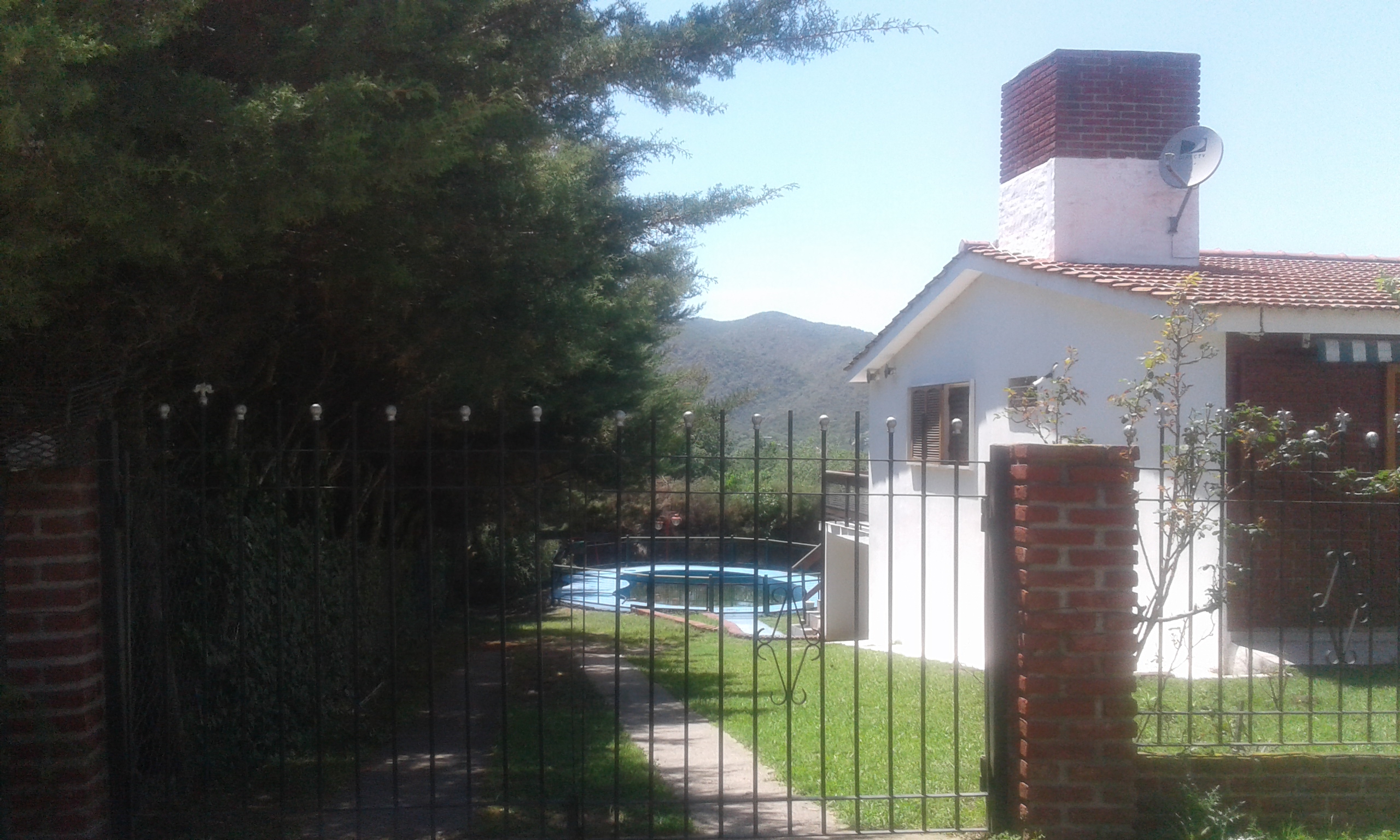 CHALET MUY LINDO. PARA 6 PERSONAS. CON PATIO. TERRAZA. PISCINA. COCHERA — foto 2