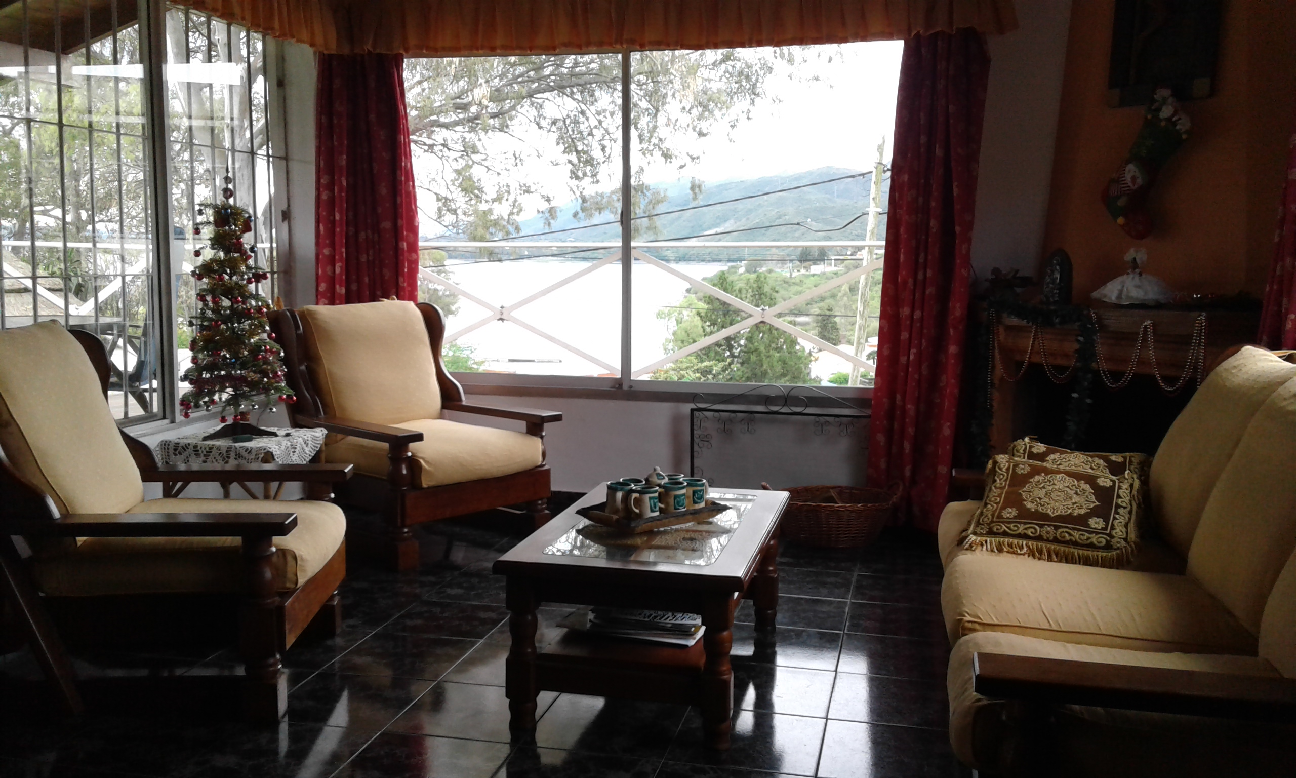 HERMOSO CHALET PARA 10-12 PERSONAS EN EXCLUSIVO BARRIO CON PARQUE-PISCINA-QUINCHO Y HERMOSA VISTA AL LAGO — foto 2