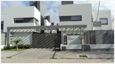 VENTA DE TRIPLEX DE 3 DORMITORIOS EN COMPLEJO DE CATEGORÍA A METROS DEL LAGO. CON COCHERA. PATIO. PISCINA. SALÓN DE USOS MÚLTIPLES. QUINCHO. CAVA. 1° CATEGORIA