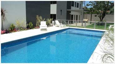 VENTA DE TRIPLEX DE 3 DORMITORIOS EN COMPLEJO DE CATEGORÍA A METROS DEL LAGO. CON COCHERA. PATIO. PISCINA. SALÓN DE USOS MÚLTIPLES. QUINCHO. CAVA. 1° CATEGORIA — foto 2