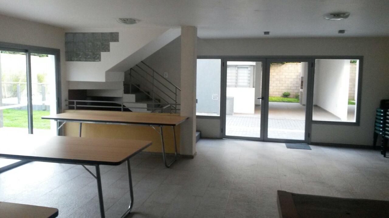 VENTA DE TRIPLEX DE 3 DORMITORIOS EN COMPLEJO DE CATEGORÍA A METROS DEL LAGO. CON COCHERA. PATIO. PISCINA. SALÓN DE USOS MÚLTIPLES. QUINCHO. CAVA. 1° CATEGORIA — foto 10