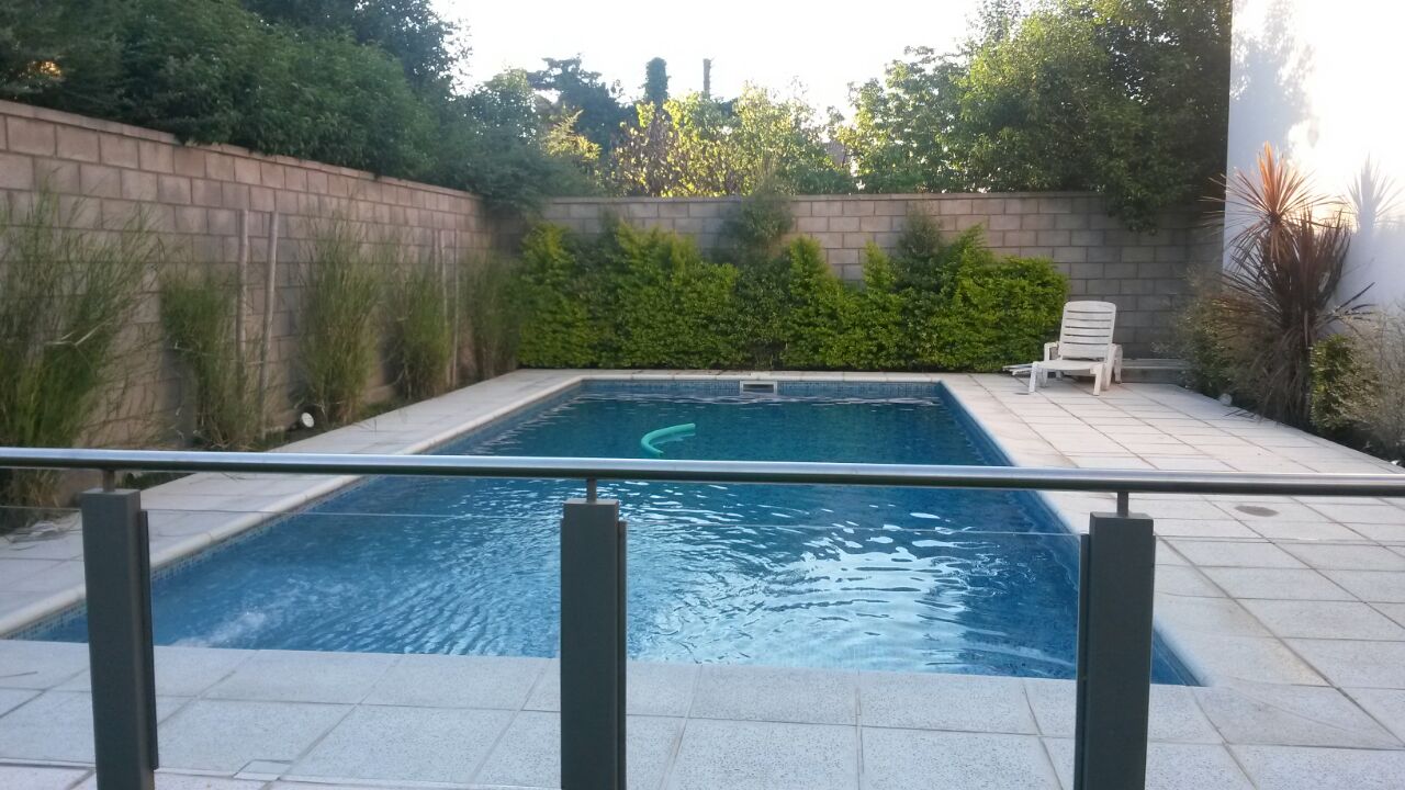 VENTA DE TRIPLEX DE 3 DORMITORIOS EN COMPLEJO DE CATEGORÍA A METROS DEL LAGO. CON COCHERA. PATIO. PISCINA. SALÓN DE USOS MÚLTIPLES. QUINCHO. CAVA. 1° CATEGORIA — foto 11