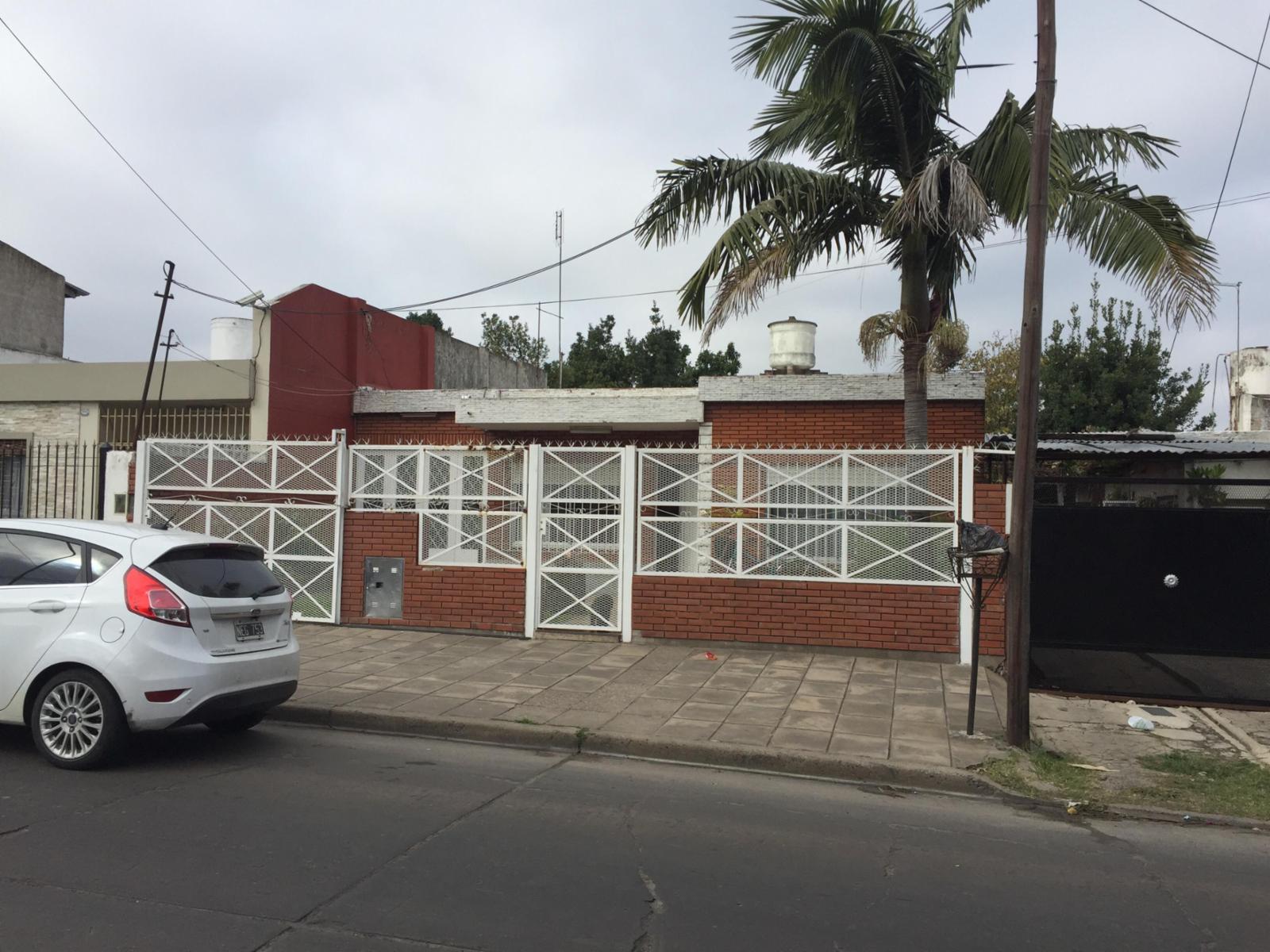 Excelente casa s/lote 10x40