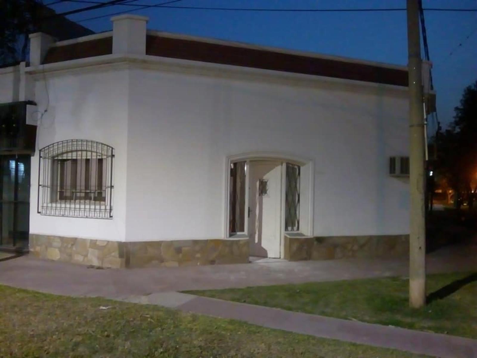 Vende Casa sobre Avda Gral. Paz y 12 de Infantería. en esquina. Oportunidad de inversión.