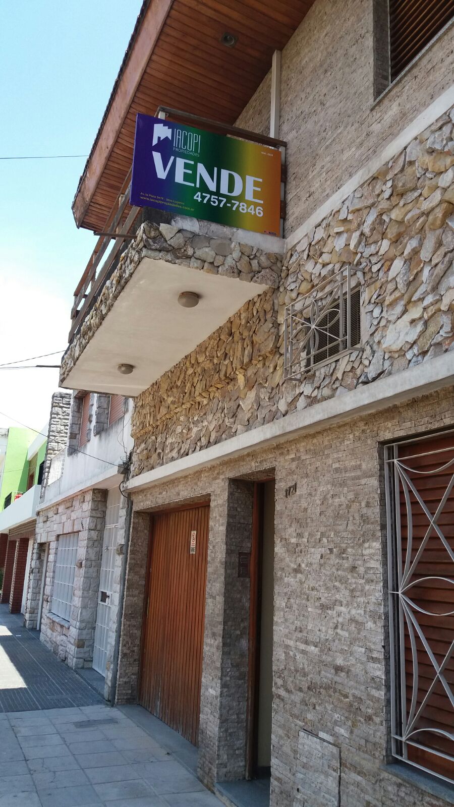 IMPORTANTE PROPIEDAD!! CASA CON BALCÓN AL FRENTE - EN 2 PLANTAS