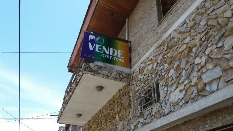 IMPORTANTE PROPIEDAD!! CASA CON BALCÓN AL FRENTE - EN 2 PLANTAS — foto 2