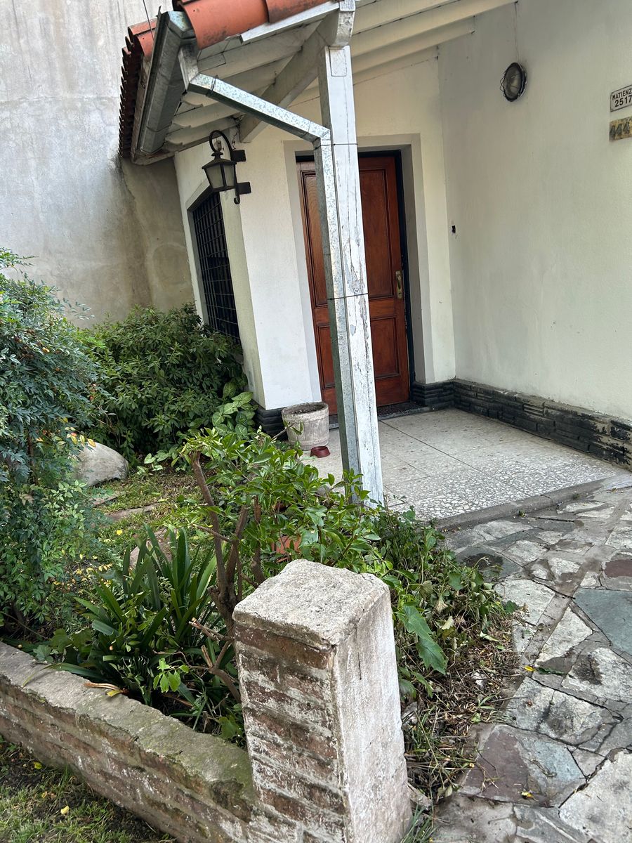 VENTA DE CHALET SOBRE LOTE PROPIO EN IMPORTANTE AVENIDA CIUDAD JARDIN