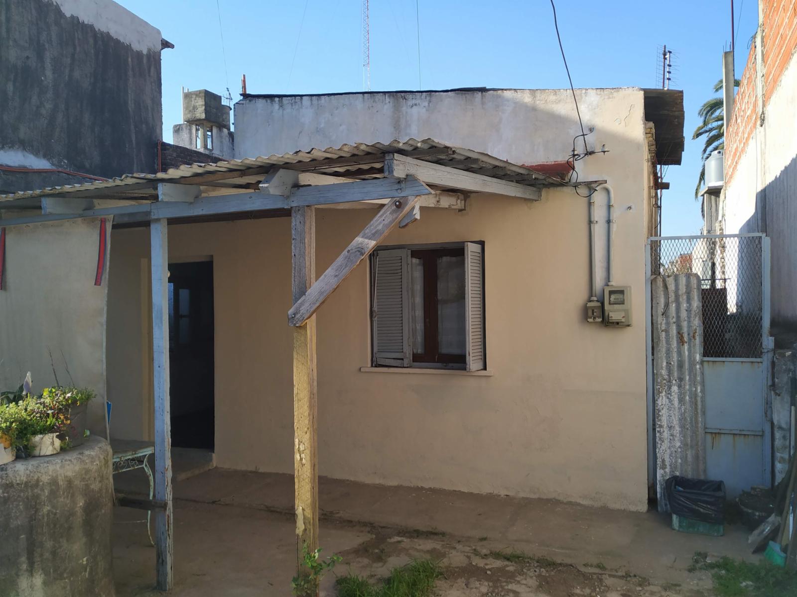 CASA A RECICLAR CON FONDO LIBRE ZONA LA SALADA