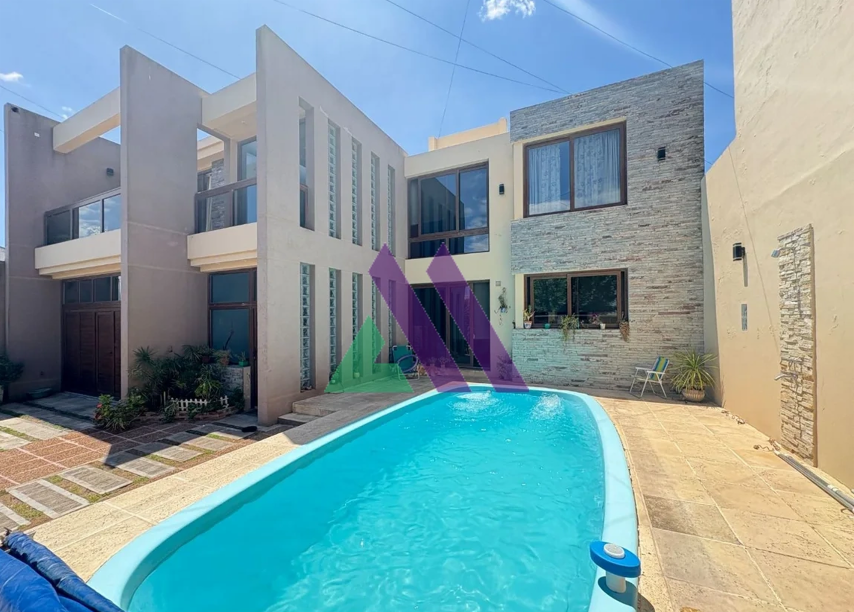 Moderna casa con pileta