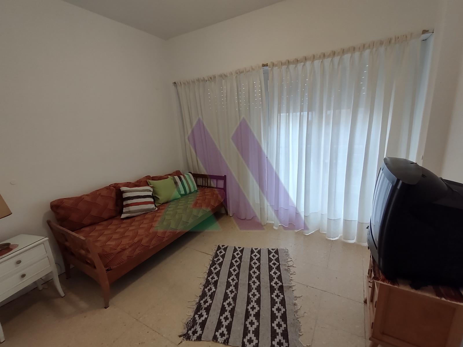 Departamento 3 ambientes con dependencia y cochera a una cuadra de la playa y de la peatonal.
