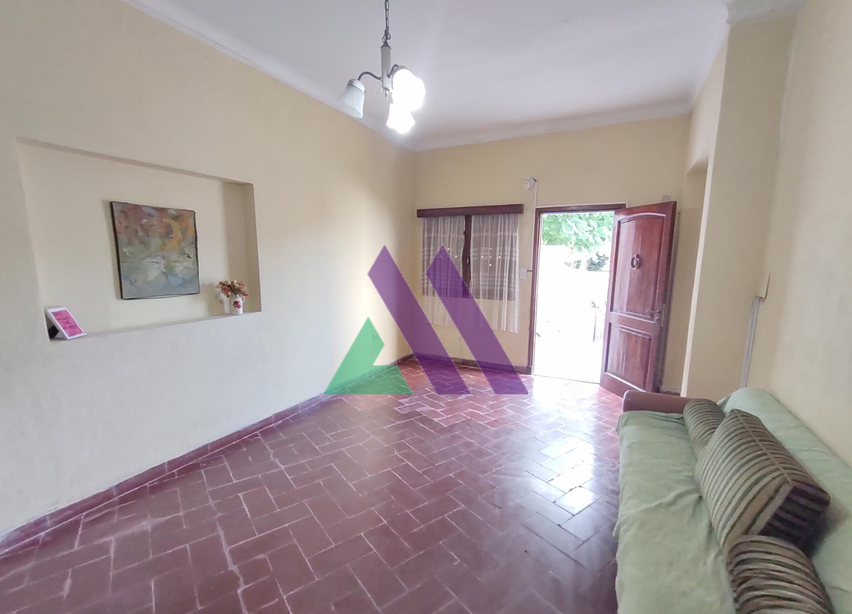 Casa 4 ambientes con patio y garaje — foto 3