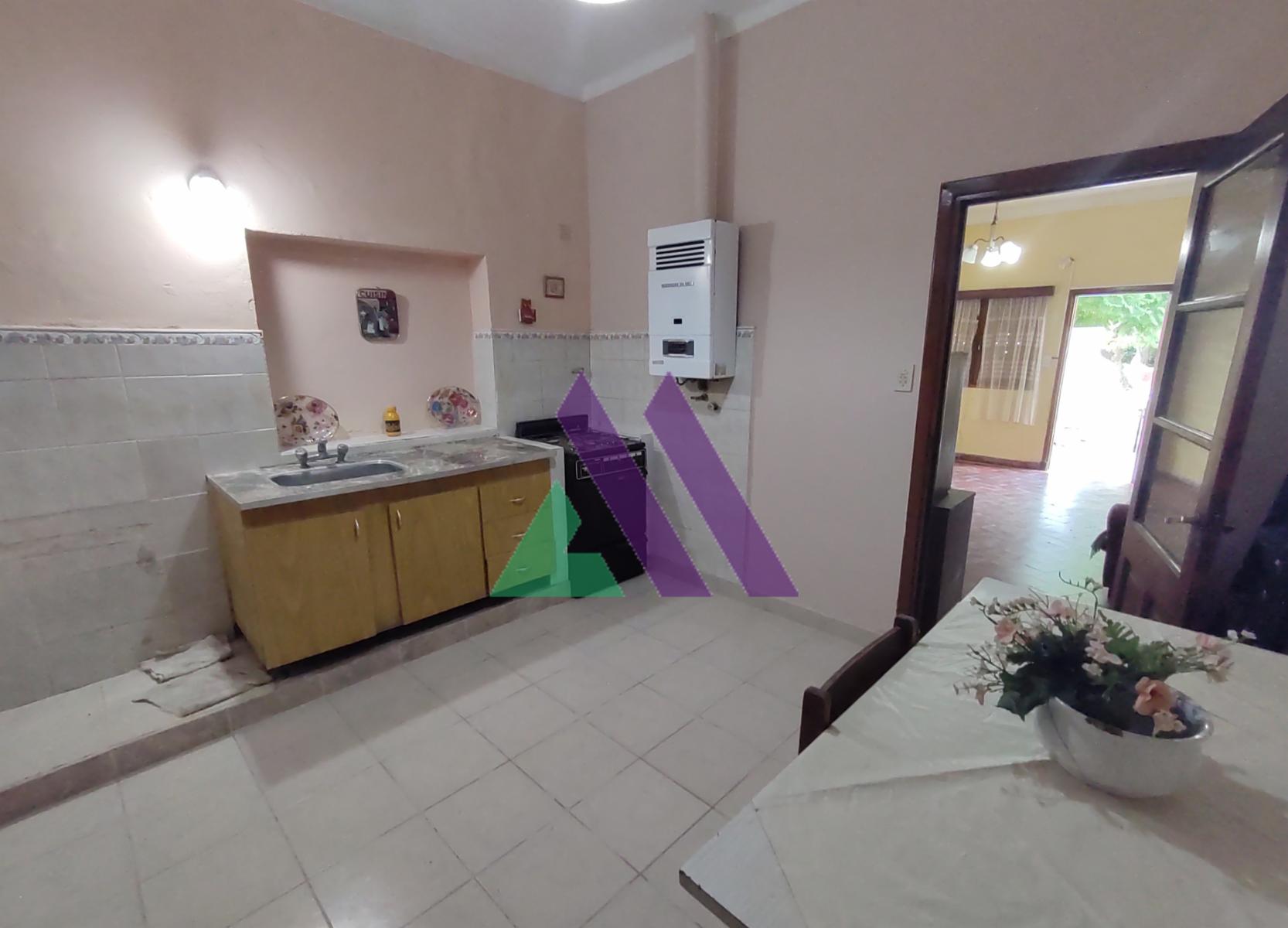 Casa 4 ambientes con patio y garaje — foto 5
