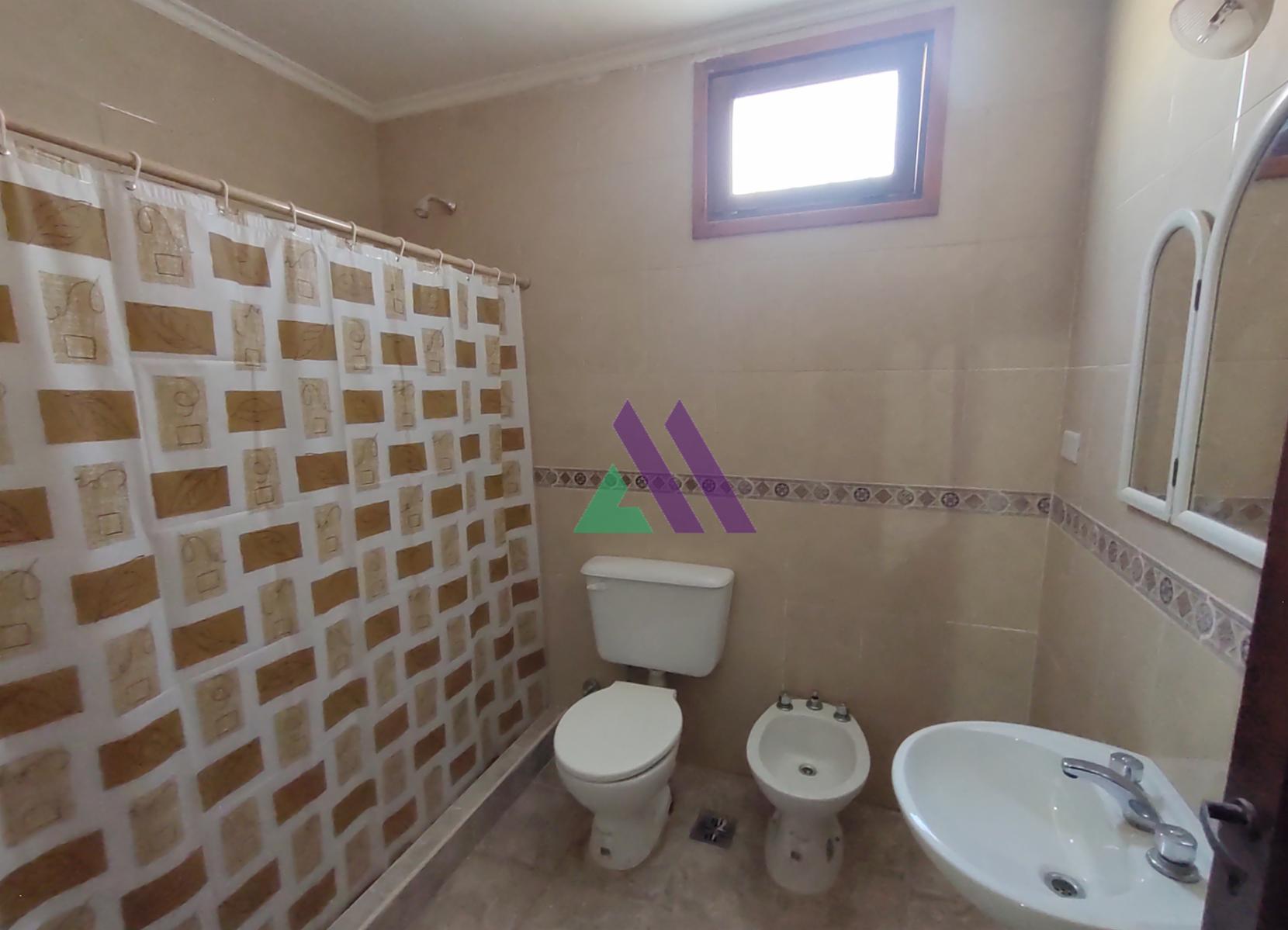 Casa 4 ambientes con patio y garaje — foto 9