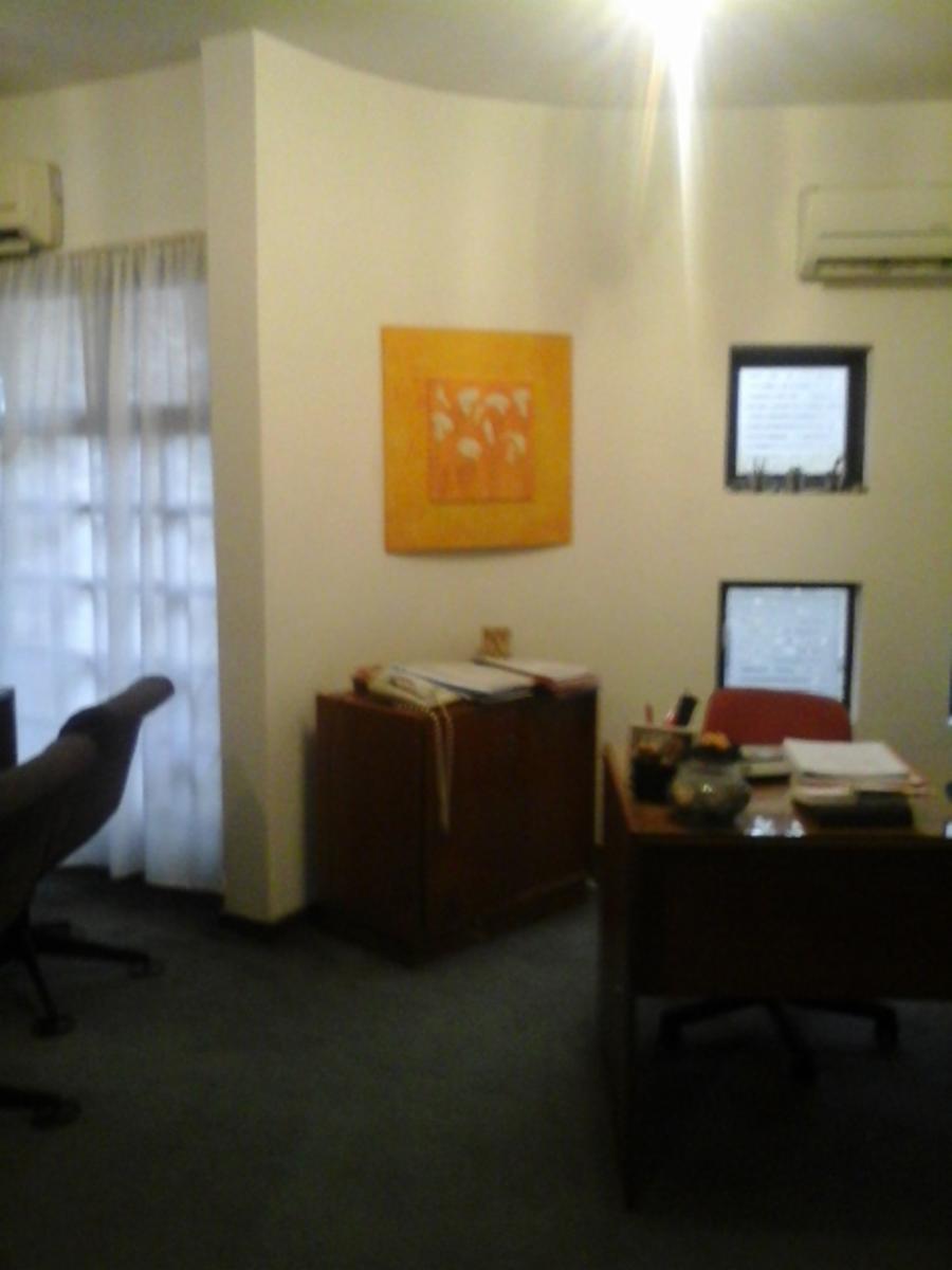 EXCELENTE OFICINA EN PLENO CENTRO DE MONTE GRANDE - 2