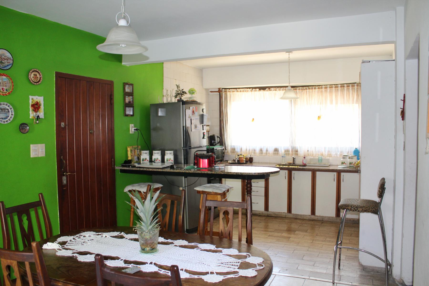 CHALET EN VILLA BOSCH DE 5 AMBIENTES FONDO LIBRE Y DEPTO. EN FONDO DE 2 AMB. — foto 2